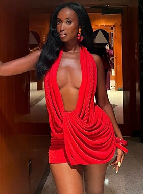 Hanging neck, revealing backpack, buttocks skirt挂脖包臀短裙