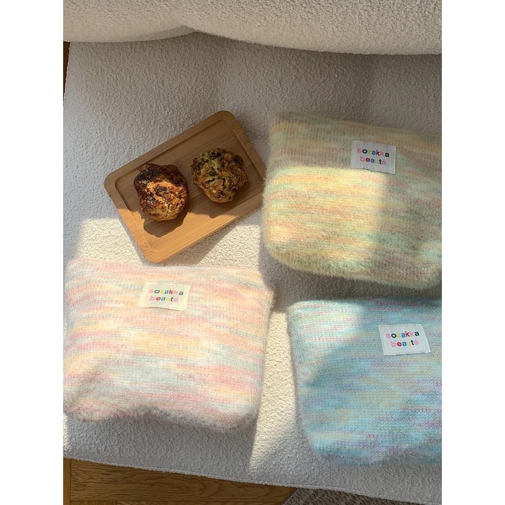 310261 ins风秋冬季毛绒彩虹化妆包大容量洗漱旅行化妆品收纳包女