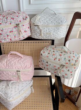 311103可爱卡通小熊化妆包女便携大容量化妆品收纳旅行手提洗漱包