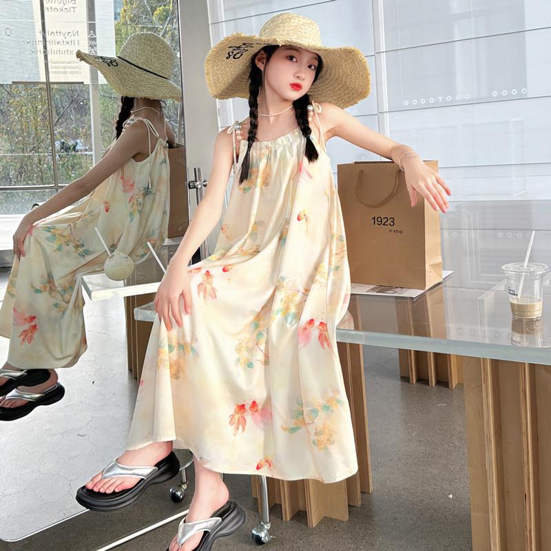 女大童锦鲤度假风沙滩连衣裙夏装2025新款洋气女孩夏天吊带裙子。