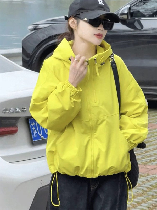黄色双拉炼连帽短款冲锋衣外套女春秋欧货宽松显瘦下摆抽绳上衣