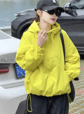 黄色双拉炼连帽短款冲锋衣外套女春秋欧货宽松显瘦下摆抽绳上衣