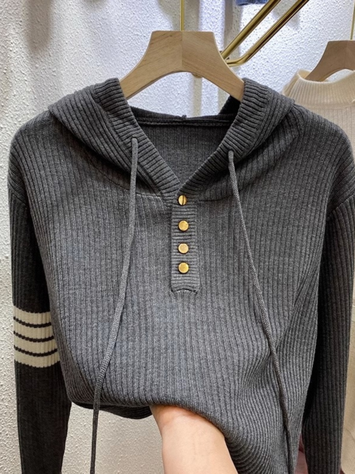 灰色套头连帽针织卫衣女秋冬季欧货条纹半纽扣打底衫短款坑条上衣