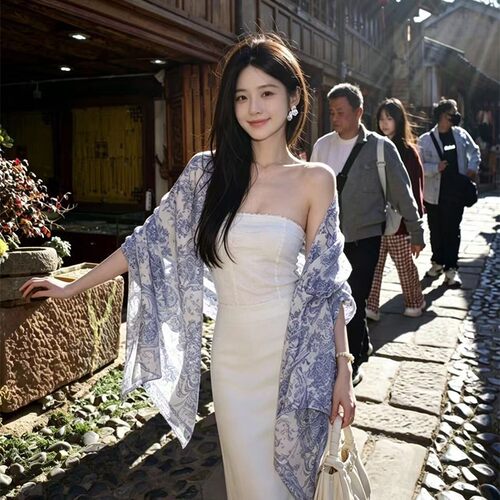 青花树林披肩外搭女2026新款民族风云南旅游薄款空调房围巾纱巾