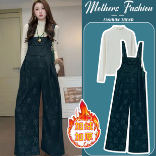 孕妇绿色套装秋冬2026新款加绒加厚复古不显怀背带裤打底衫两件套