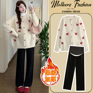 孕妇套装秋冬2026新款韩版洋气过年红针织刺绣毛衣外套裤子两件套