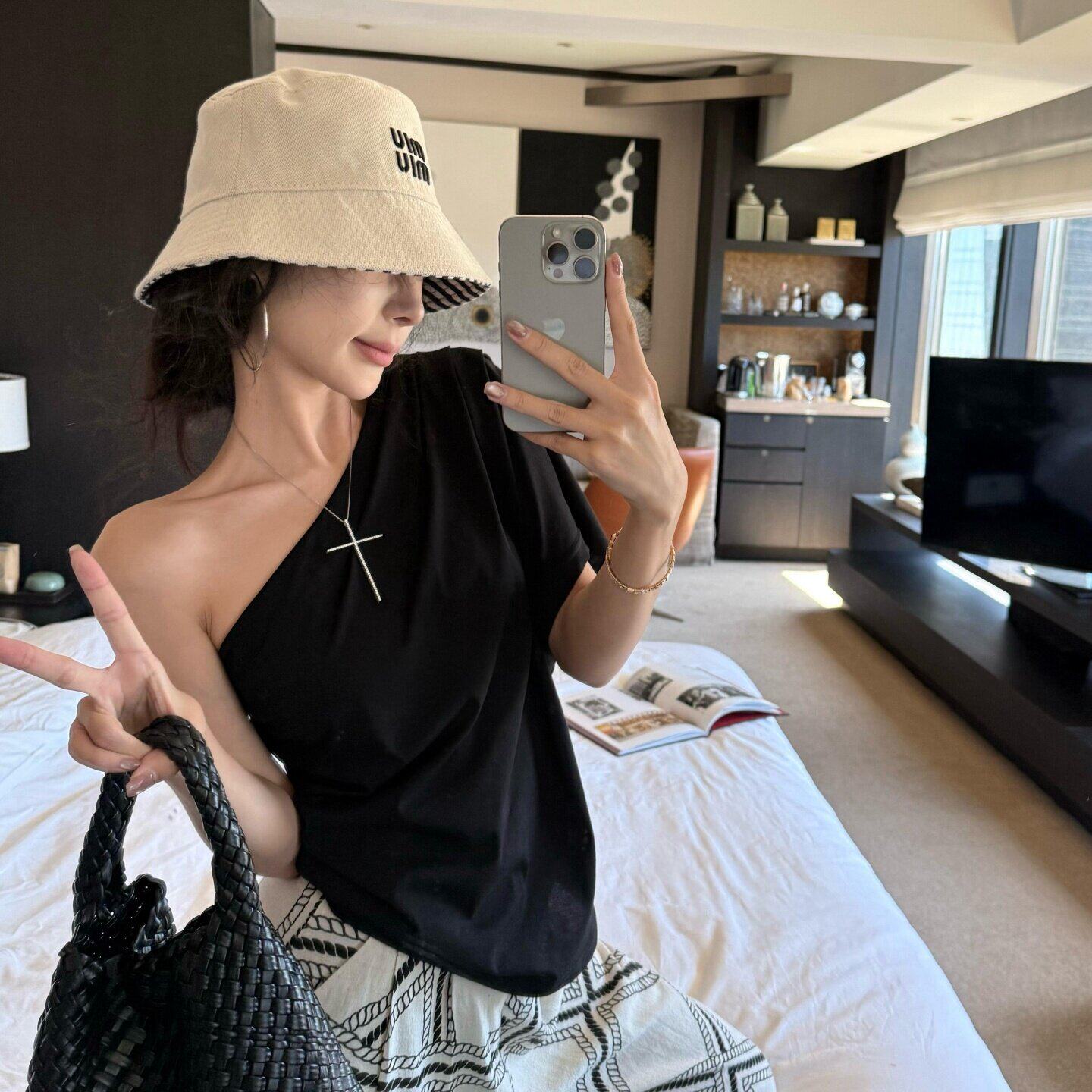 专柜＞气质富婆＜ 高级纯欲风斜肩上衣T恤女 设计感小众露肩修身