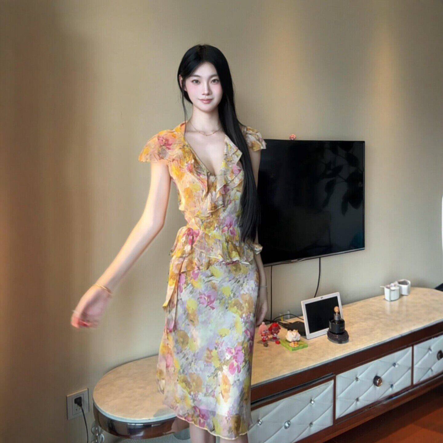 专柜复古漂亮独特V领印花上衣包臀半身裙两件套装减龄搭配一整套2