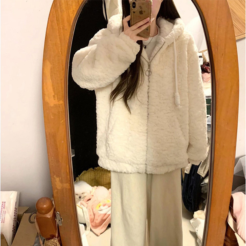 白色连帽羊羔毛外套女冬季高级感年轻款皮毛一体毛绒绒皮草上衣