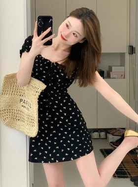 专柜法式方领黑色短袖连衣裙女高级感泡泡袖收腰一字肩短裙子夏季