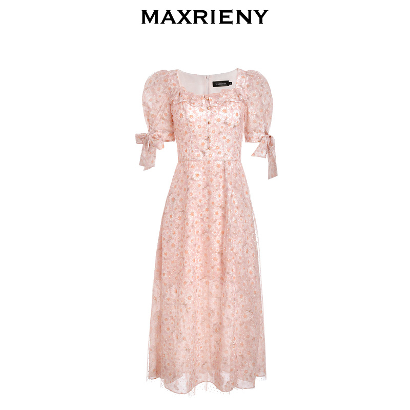 双层印花面料、宫廷方领设计、浪漫裙脚开叉