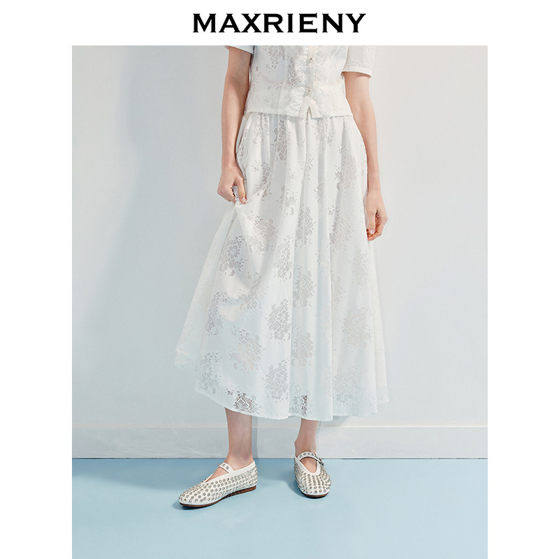 镂空花朵刺绣、散摆廓形设计