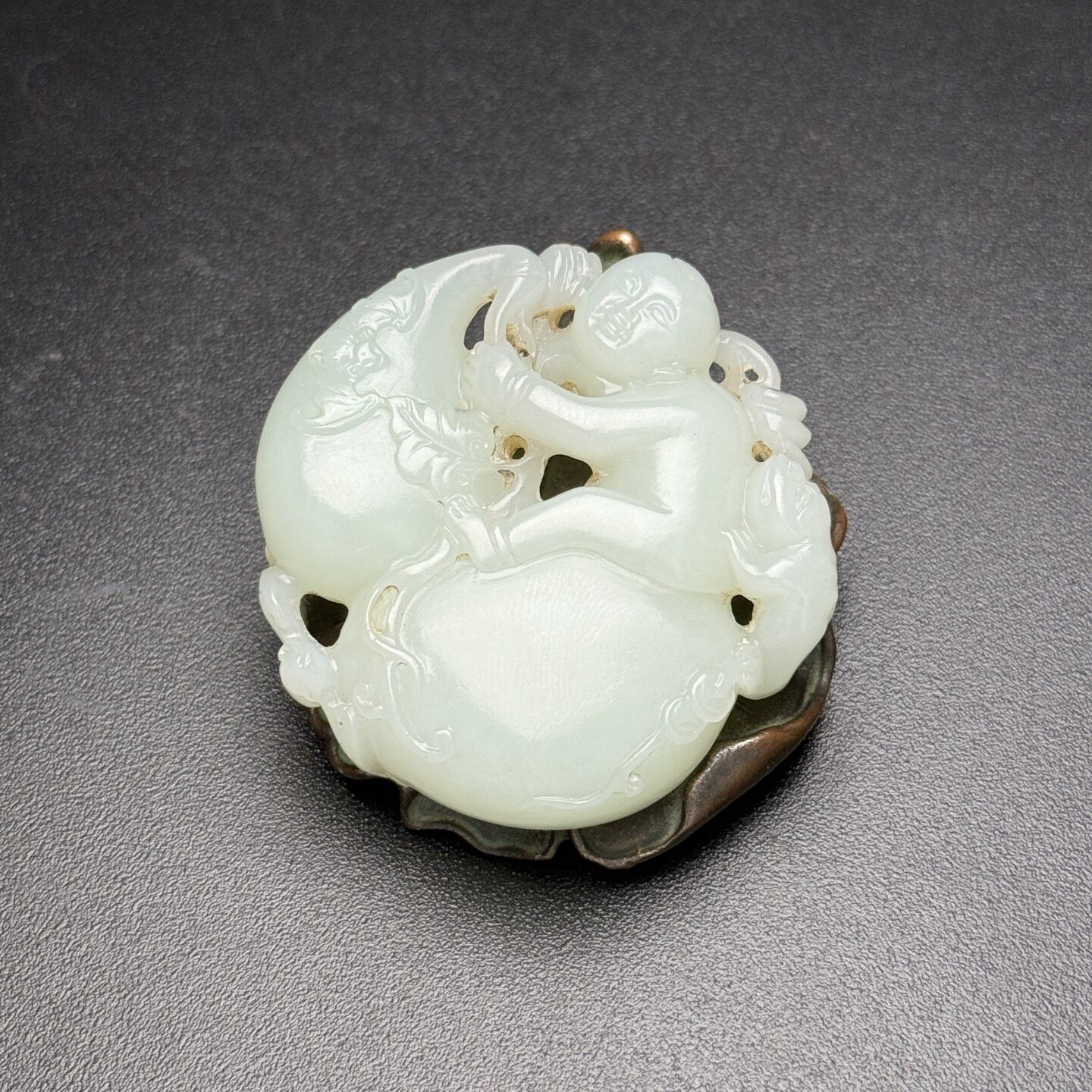 和田玉苏工精雕童子抱葫芦吊坠