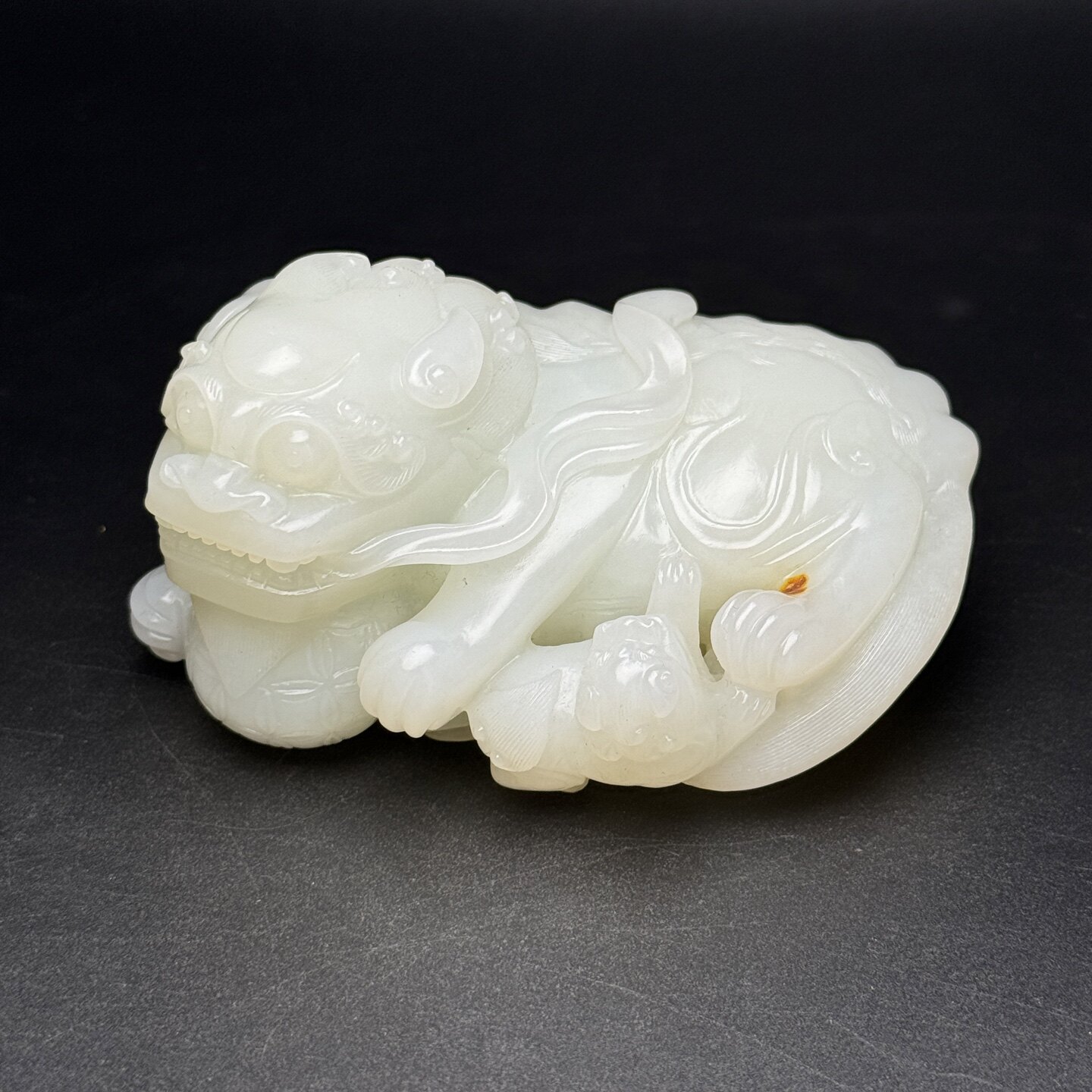 新疆和田玉苏工精雕瑞狮手把件