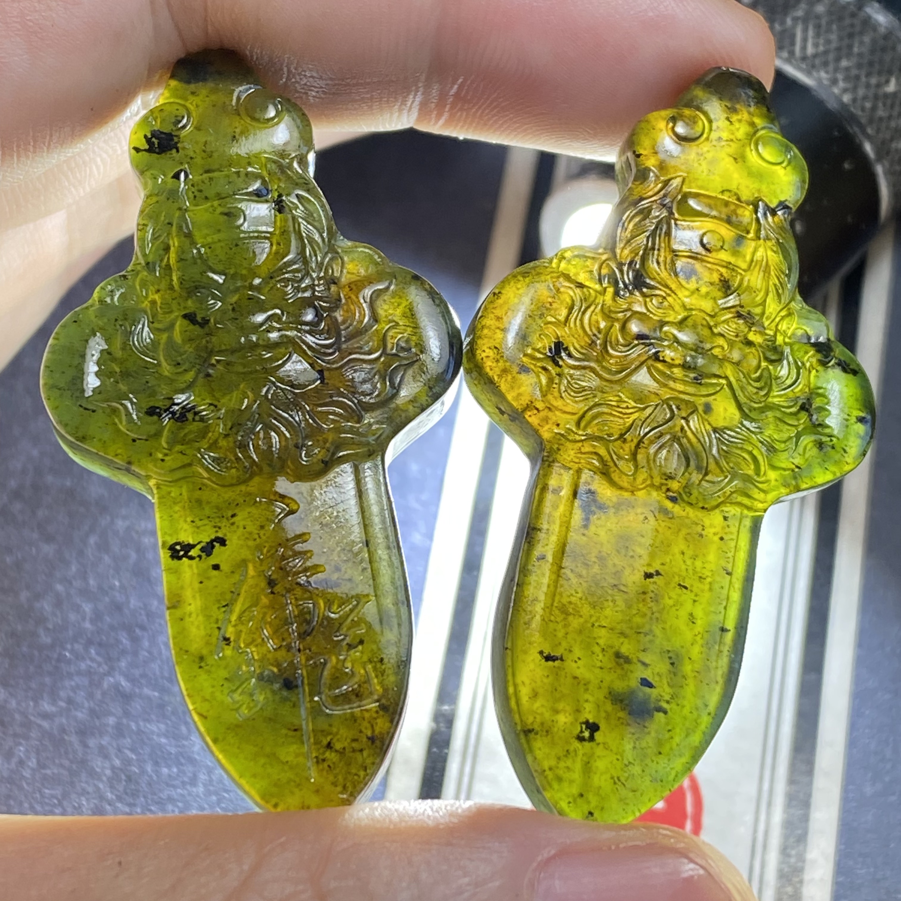 泰山玉冰料紫色碧玉翡翠色玉石钟馗剑,长55mm宽28mm厚8mm