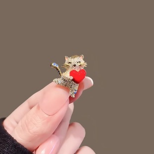 饰品 小巧精致高档抱爱心猫咪胸针高档女防走光扣别针迷你小胸花装