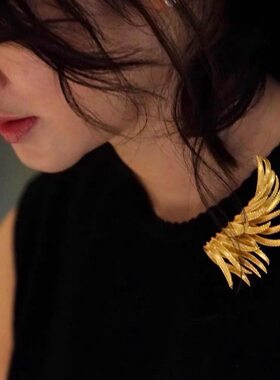 欧美复古金属金色翅膀羽毛胸针女时尚高级感配饰别针西装大衣胸花