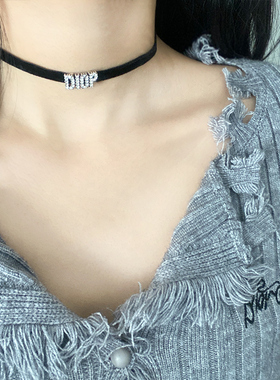 奥米迪奥复古黑丝绒镶钻字母颈链