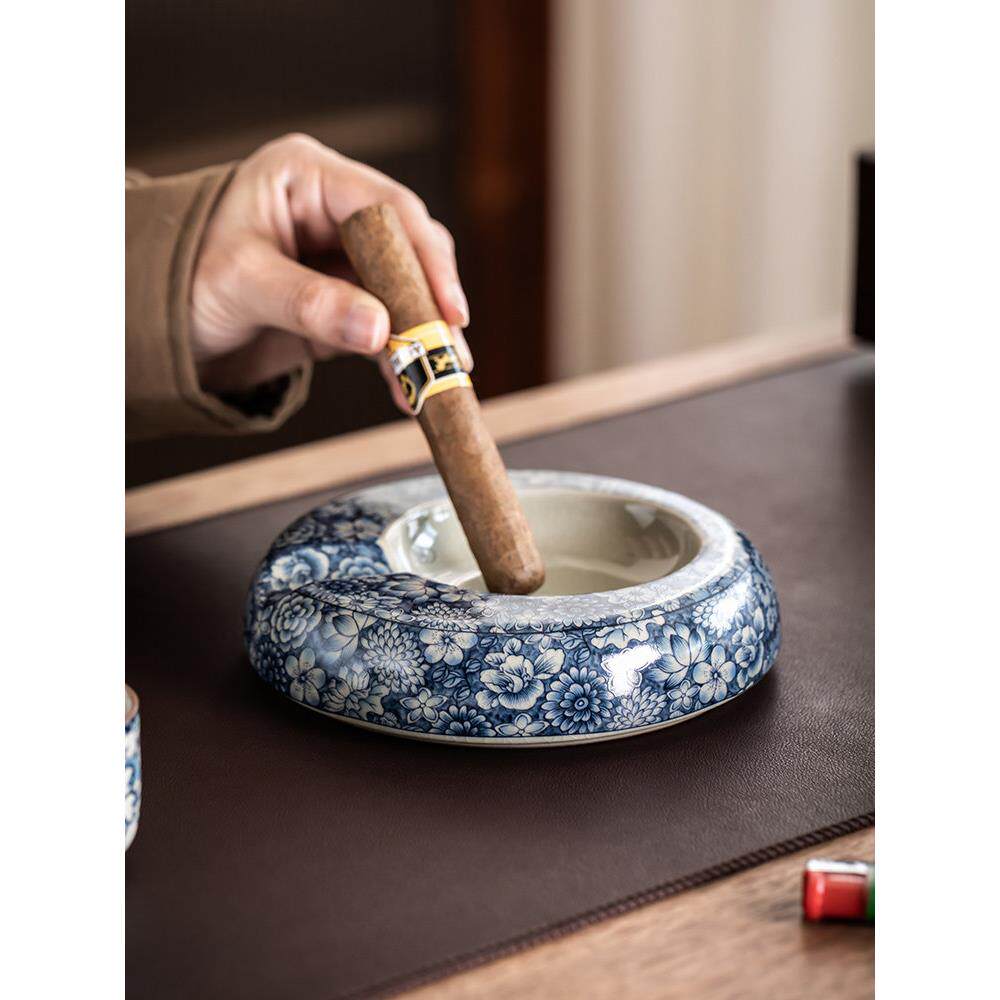 粘土蓝色和白色的烟灰缸与盖,以防止灰烬飞行创意经典大气客厅家