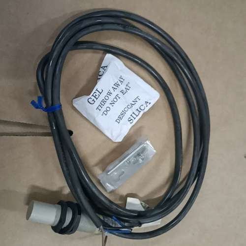 议价E2K-X8ME1电容式接近开关 积压  新的未使