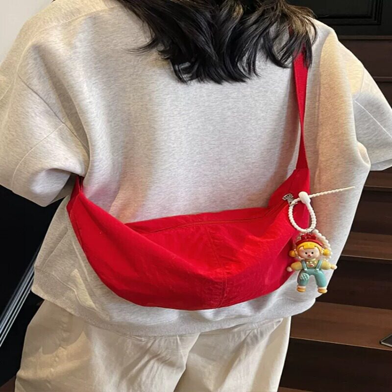 红色饺子包包女2026新款大容量轻便斜挎包休闲百搭学生运动帆布包