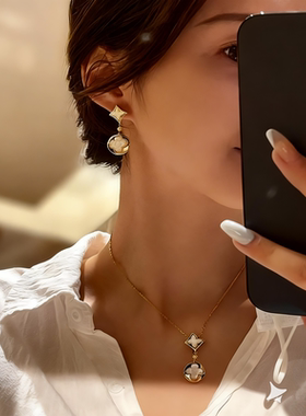 高版本轻奢设计师款梅花项链女镀18k玫瑰金白贝母锁骨链手链耳拍