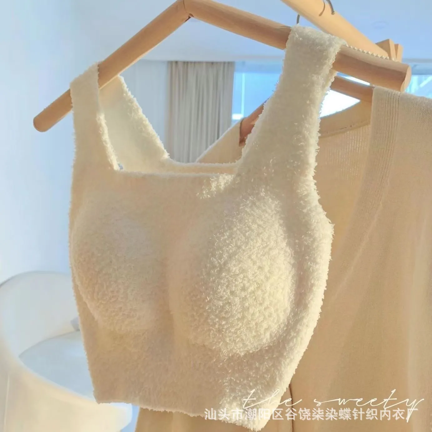 秋冬羊羔绒保暖内衣女 一体杯舒适加绒加厚拢毛绒背心式无痕