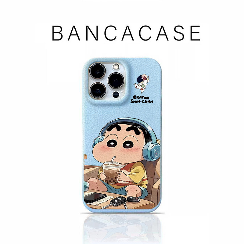 听耳机喝奶茶小新适用iPhone17PROMAX手机壳苹果16华为mate70nova14小米17P80reno15皮纹Findx9红米90荣耀300