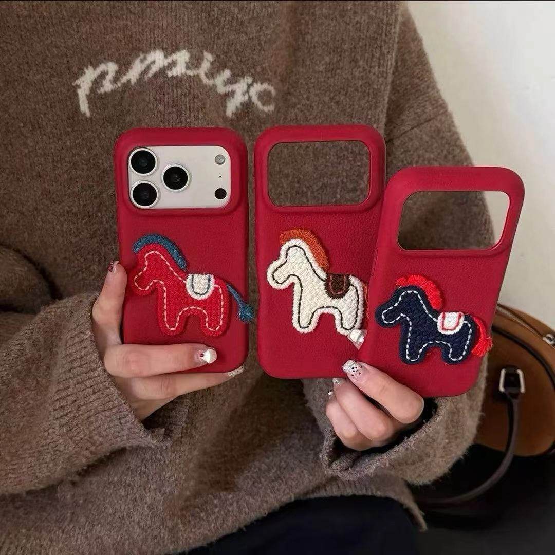 编织刺绣新年红色小马适用苹果17promax手机壳新款iPhone16小米15/14/13华为pura80mate70pro软壳vivoppo12套