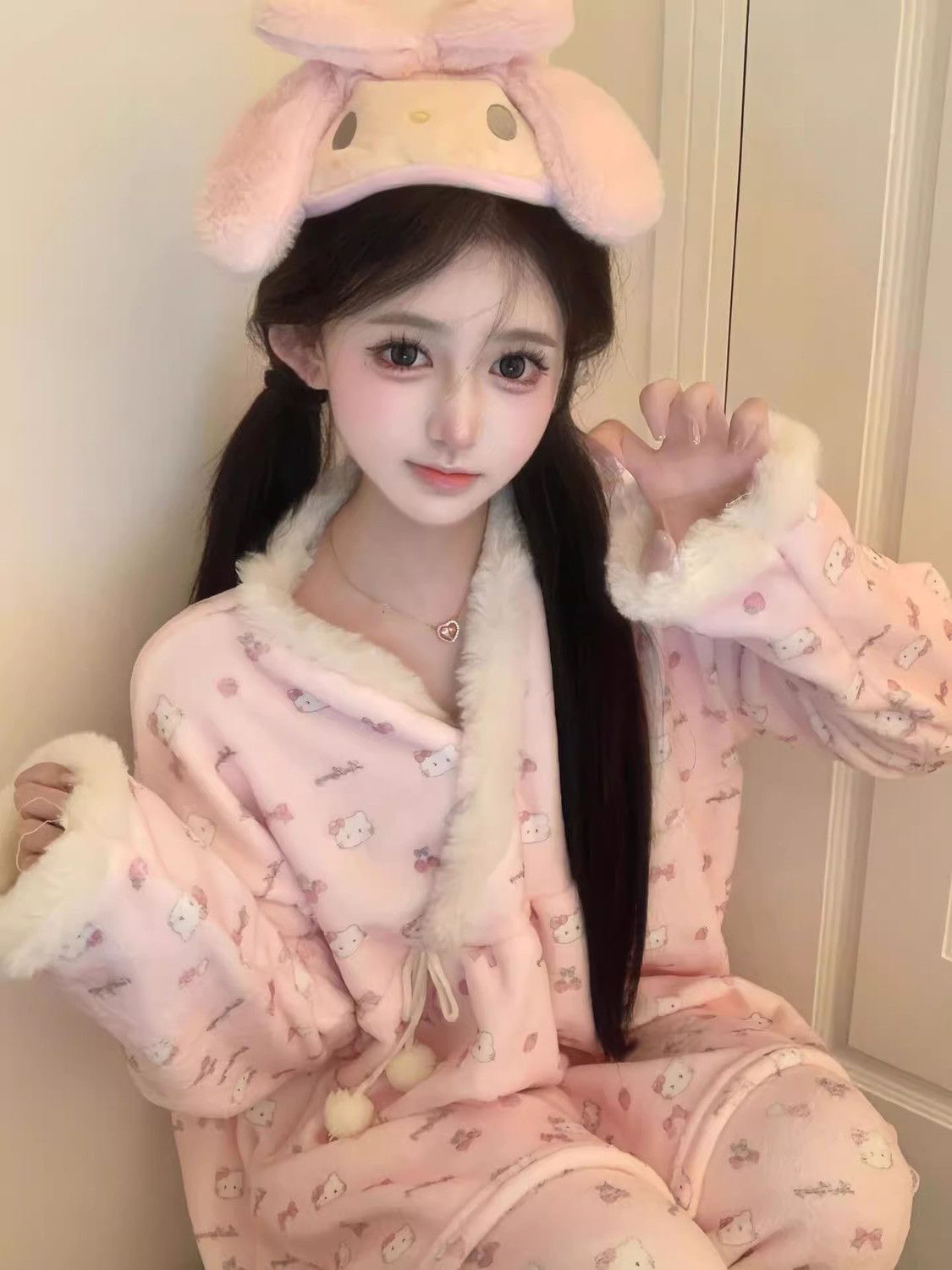 日系可爱kitty猫毛绒V领睡衣女冬季加厚保暖珊瑚绒大码家居服套装