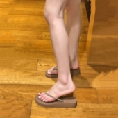 厚底人字拖女小个字通勤不累脚沙滩鞋 外穿海边坡跟夹脚凉拖水钻拖