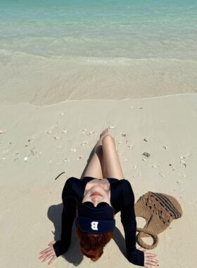 黑色长袖防晒连体泳衣女新款深V性感显瘦遮肚保守温泉度假泳装