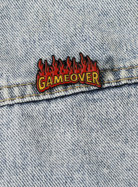 个性创意火焰胸针合金滴油字母GAMEOVER徽章配饰