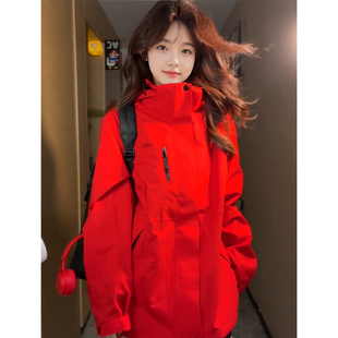 临典闪曜红冲锋衣外套女2025春夏季新款户外出行旅游超出片登山服