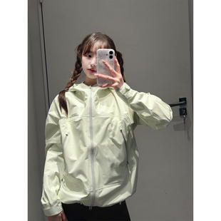 临典如玉绿冲锋衣外套女2026春季新款户外防风防水徒步露营登山服