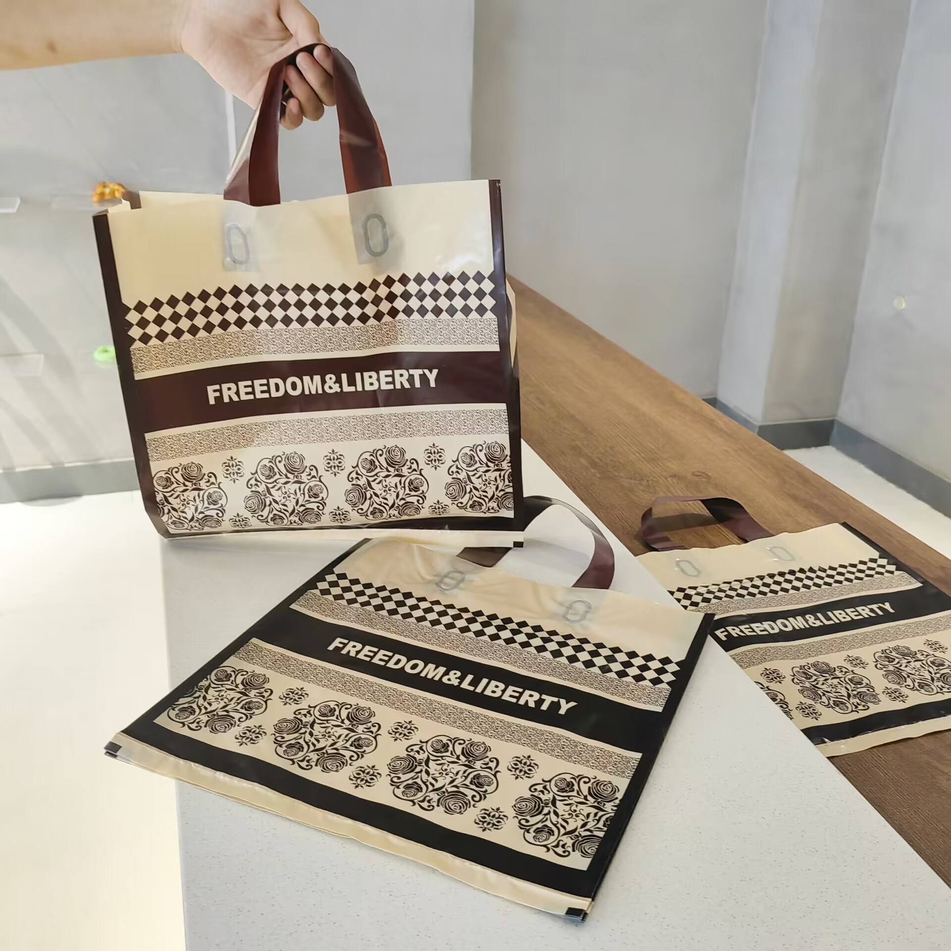 新款自由花轻奢女装服装店袋子加厚塑料袋礼品手提袋男女童购物袋