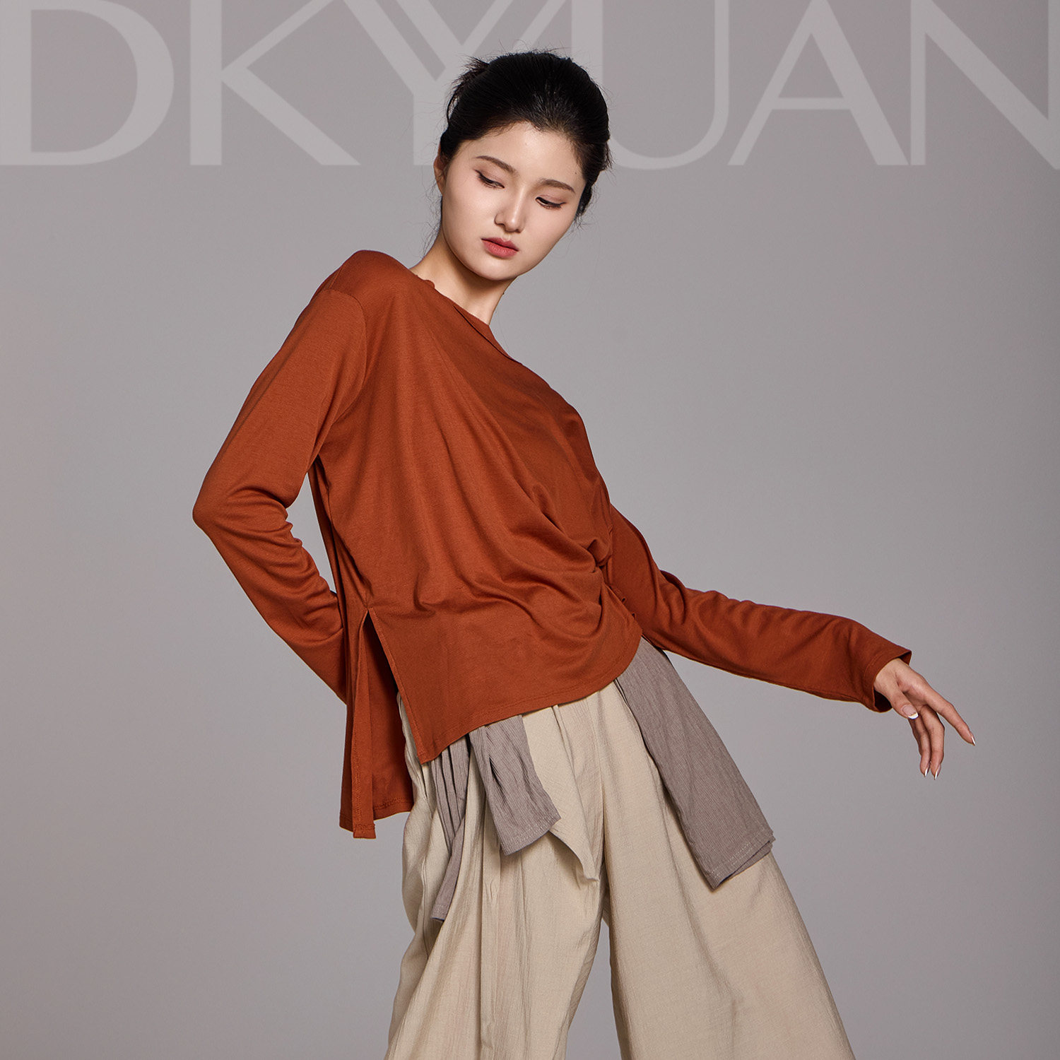 豆蔻依缘现代舞舞蹈服宽松圆领上衣女日常可穿练功服形体服新款图片
