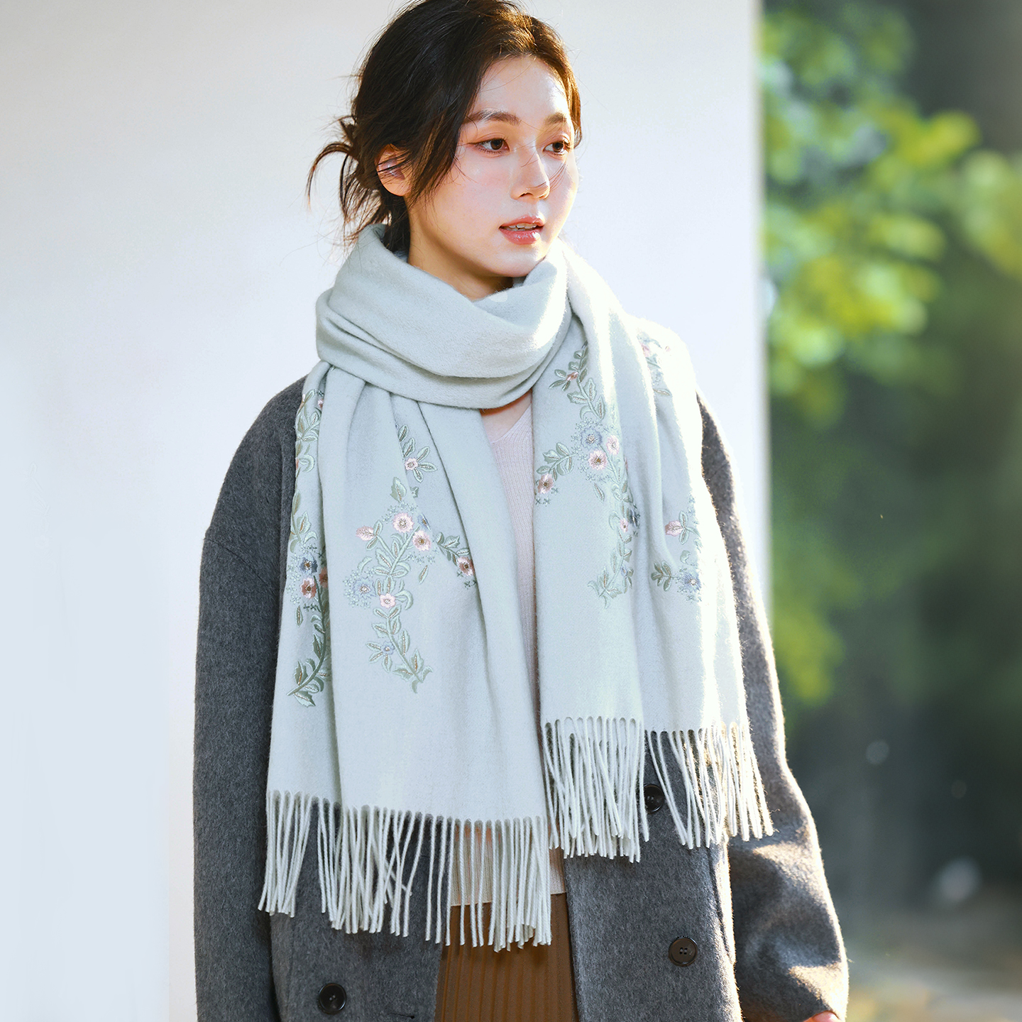 蓝色围巾女2025新款冬羊毛刺绣旗袍披肩外搭女士披风斗篷搭配大衣