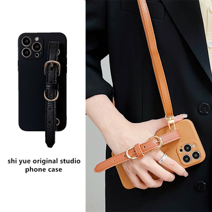 适用14pro苹果13手机壳XSMax皮质腕带XR斜挎挂绳iPhone8plus女潮12高级感苹果14小众11可背带x个性7p硅胶全包