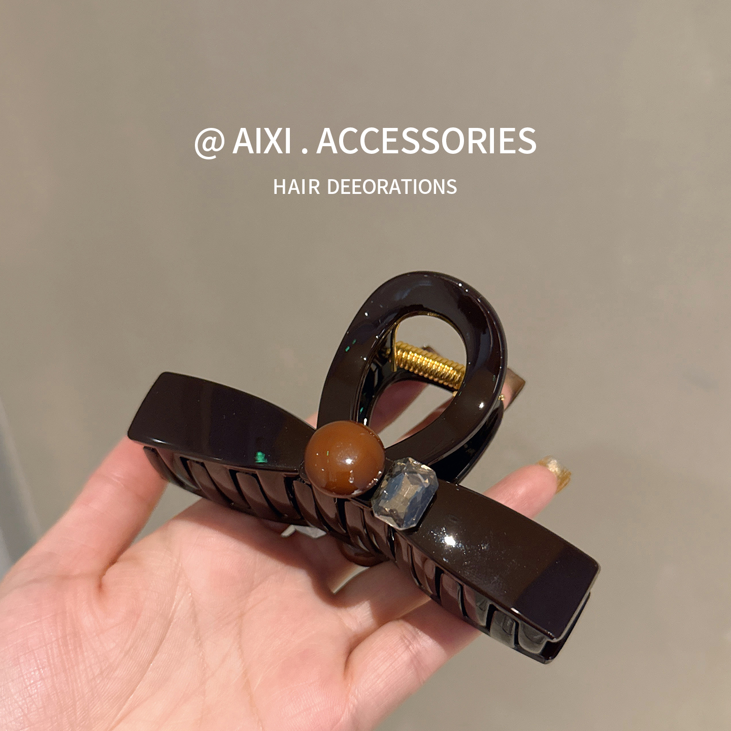 高级感豆豆方钻蝴蝶结盘发鲨鱼夹