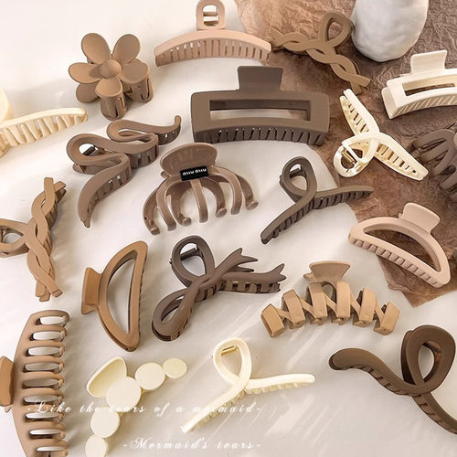 简约咖色系抓夹女大号后脑勺盘发