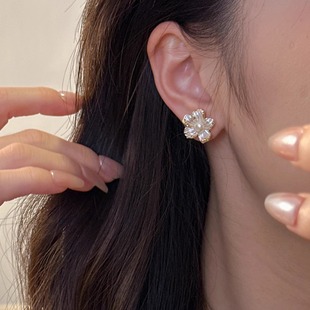 十里间【干净花朵】甜美小清新亮晶晶珍珠花花耳钉百搭耳环