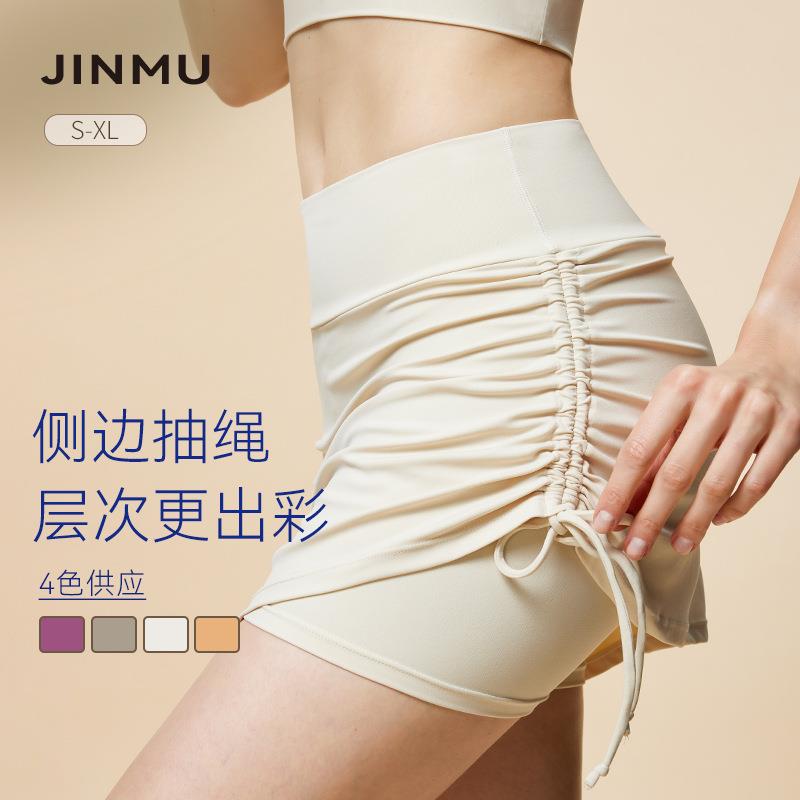 Wearing a sports skirt, pleated tennis skirt, women's