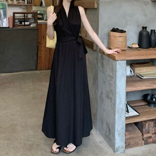 法式赫本风气质无袖挂脖连衣裙女2026年夏季高级感收腰显瘦背心裙