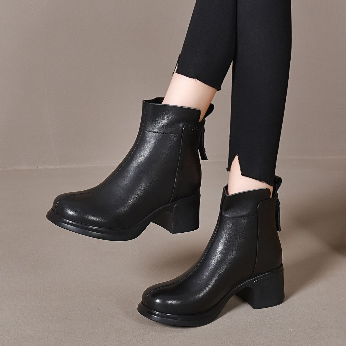 粗跟圆头短靴女真皮韩版中跟女靴百搭短筒靴秋冬单靴加绒马丁靴女