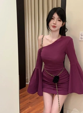 秋冬长袖辣妹风斜肩喇叭袖连衣裙女小个子高级感气质修身包臀短裙
