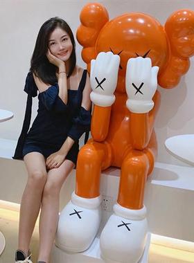 克莱因蓝网红店kaws落地大摆件坐姿美发店公仔玻璃钢雕塑客厅装饰