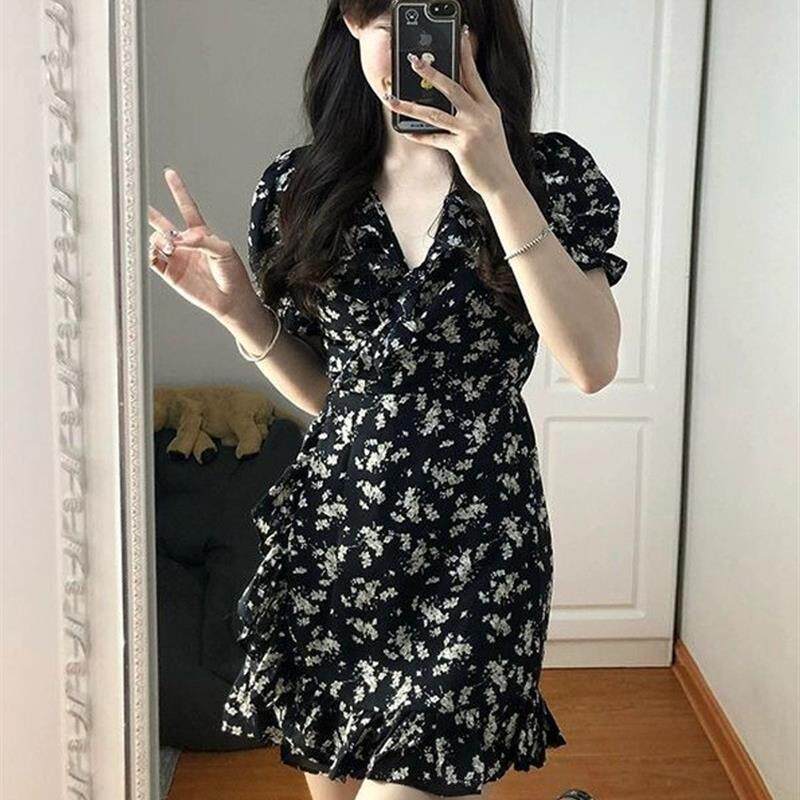 法式V领碎花a字鱼尾荷叶边一片式连衣裙子夏季黑色显瘦短款仙女裙