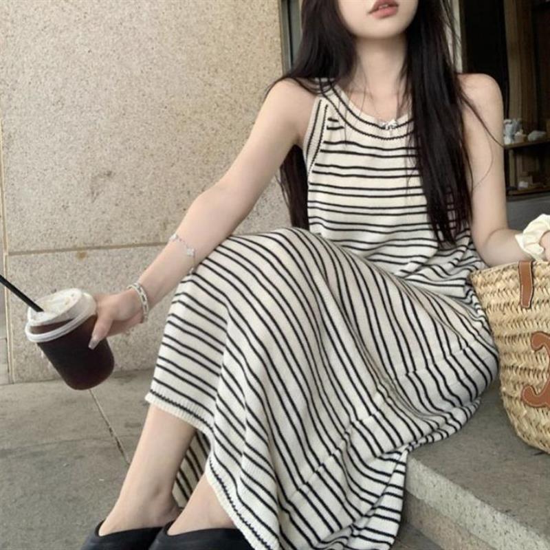 黑白条纹吊带背心连衣裙女夏宽松休闲T恤过膝海边度假沙滩长裙子