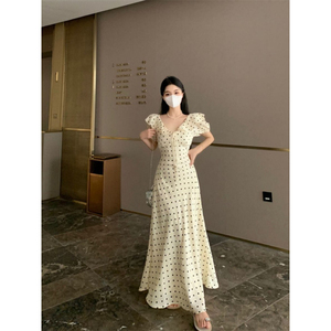 法式系带泡泡袖波点连衣裙女夏季新款荷叶边收腰显瘦别致气质长裙